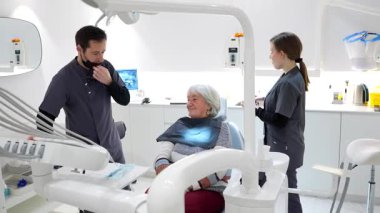 Deneyimli dişçi, uzman hasta için kapsamlı diş muayenesi ve bakım sağlıyor, profesyonel sağlık hizmetlerinde modern tıbbi ekipman kullanıyor.