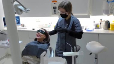 Profesyonel oral sağlık hizmetlerini, gelişmiş tıbbi prosedürleri ve hasta odaklı tedavi yaklaşımlarını vurgulayan dinamik diş sağlığı kliniği ortamı