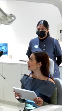 Diş hekimi ve diş hekimine hasta danışmanlığı, modern diş kliniğindeki röntgen ve tedavi planlarını gözden geçirme