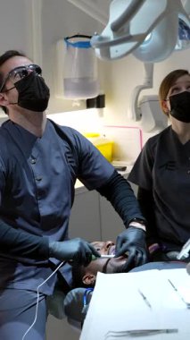 Profesyonel diş hekimi ekibi kapsamlı diş muayenesi ve tedavisini gerçekleştiriyor, modern, steril klinik ortamda optimum oral sağlığı sağlıyorlar.