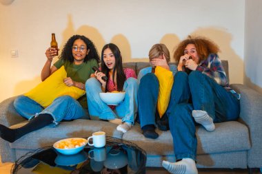 Evde şüpheli bir film izlerken dört arkadaş farklı duygular yaşıyor. Atıştırmalık ve içeceklerden keyif alıyorlar.