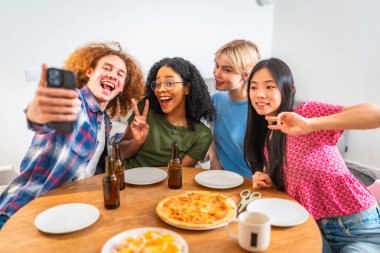 Dört farklı arkadaş, pizza ve biranın tadını çıkarırken, arkadaşlığı ve birlikteliği kutlarken selfie çekiyorlar.