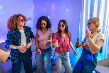 Dört arkadaş bir ev partisinde karaoke yapıp dans ediyorlar. Müzikten, içkiden ve renkli ışıklardan keyif alıyorlar.