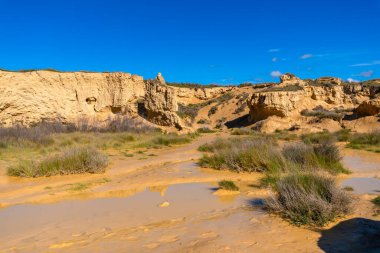 Barranco Grande Kanyonu 'nun çarpıcı manzarası bardenas gerçeklerindeki suyu yansıtıyor çöl, Navarre, İspanya, pitoresk bir doğal manzara yaratıyor.