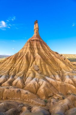 Majestic Castildetierra kaya oluşumu, Bardenas 'taki canlı mavi gökyüzüne karşı yükseliyor. Gerçek çöller, erozyonun gücünü ve doğanın güzelliğini gözler önüne seriyor.