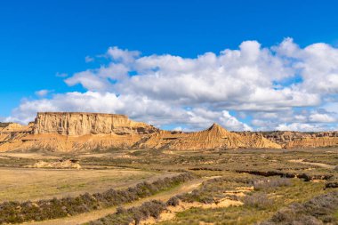 Erotik dağlar ve bulutlu bir gökyüzü Bardenas 'ta güzel bir manzara yaratıyor. Navarre, İspanya' da çöller.
