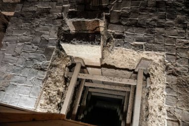 Yıkılmış bir ortaçağ taş geçidinde tahtadan destek yapıları Olite, Navarre, İspanya, somutlaşmış tarih kraliyet sarayında