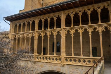 Navarre, İspanya 'daki Kraliyet Sarayı' nın gotik mimarisini süsleyin. Karmaşık taş kemerler, sütunlar ve dekoratif elementlerle dolu bir galeri yapın.