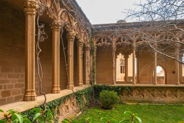 Ivy, Navarre of Olite krallarının sarayının Gotik tarzı galerisinde sütunlarda büyüyor.