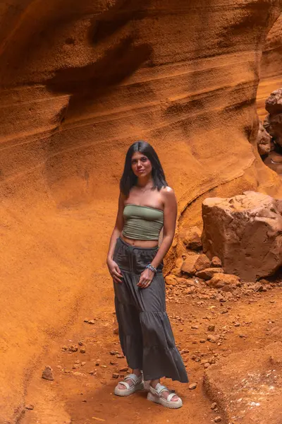 Büyük Kanarya İspanya 'da popüler bir turizm merkezi olan Barranco de las vacas' ın eşsiz jeolojik oluşumlarını keşfeden genç bir kadın.