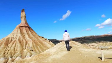 Uçurumun kenarında dikilen turist, Navarre, İspanya 'daki gerçekten de çölün büyüleyici manzarasına hayran kaldı.