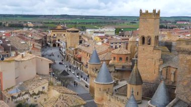Ortaçağ kraliyet sarayının panoramik görüntüsünü yakalamak, olite, navarre, spain 'de lüks bir kale, çarpıcı mimarisini ve zengin tarihini gözler önüne sermek.