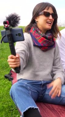 Sunny Park pikniği sırasında spontane arkadaşlık anları kaydeden genç içerikli yaratıcı, akıllı telefon ve mikrofon ile çeşitli arkadaş grupları arasında otantik etkileşimler kaydediyor.