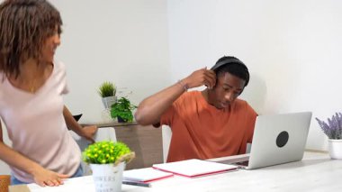 Çevrimiçi öğrenim oturumunda akademik başarıyı kutlayan neşeli Afrikalı Amerikalı öğrenciler, ev işyerindeki başarılı uzaktan çalışma işbirliğinden sonra beşlik çakıyorlar.