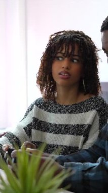 Oyun oynarken işbirliği yapan genç oyuncular, oyun kurulumunda heyecan ve rekabetçi sevinç anlarını paylaşıyorlar