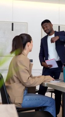 Profesyonel ekip, ortak strateji oturumuna katılıyor, verileri analiz ediyor ve modern kurumsal çalışma alanı içinde yenilikçi fikirleri paylaşıyor.