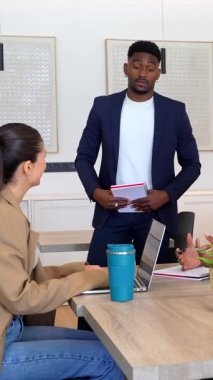 İş arkadaşları bir toplantı sırasında üretken tartışmalara girişiyor, görüşleri paylaşıyor ve projeler üzerinde işbirliği yapıyorlar