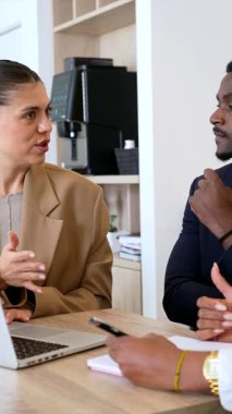 İş arkadaşları bir ofis toplantısı sırasında stratejiyi tartışıyor, fikirleri paylaşıyor ve bir proje üzerinde işbirliği yapıyorlar