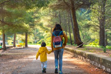 Anne ve oğul, Gandesa, tarragona 'ya kurulmuş bir tapınak olan la fontcalda' nın doğal güzelliğinde huzurlu bir yürüyüşün tadını çıkarıyorlar.