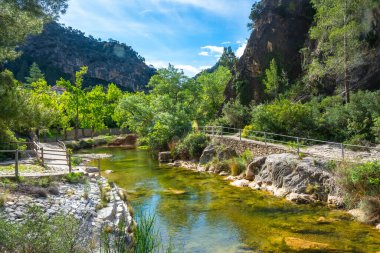 Canaletes nehri, Gandesa, tarragona 'ya yerleşmiş dingin bir sığınak olan la fontcalda' nın yeşil arazisinde huzur ve doğal güzellikler sunar.