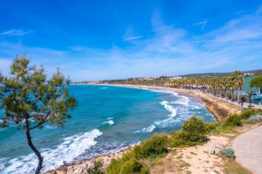 Akdeniz boyunca uzanan Cami de ronda kıyı yolunun manzarası güzel güneşli bir günde Comarruga, Tarragona, İspanya yakınlarındaki Roc de Sant Gaieta 'ya doğru uzanıyor.