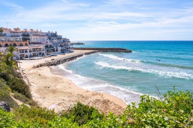 Comarruga yakınlarındaki Akdeniz manzarası, İspanya 'nın Katalonya kentindeki Costa Daurada' da popüler bir turizm merkezi.