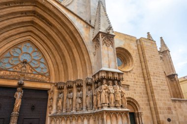 Katalonya, İspanya 'daki tarhuna katedralinin ana girişini süsleyen taş heykeller gotik mimarinin karmaşık detaylarını gözler önüne seriyor.