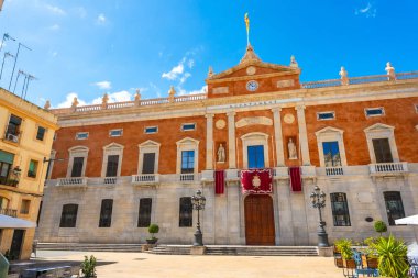 Tarragona Belediye Sarayı, Katalonya, İspanya, cephede sallanan katalan bayrağı, güneşli bir günde