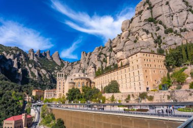 Benedictine Manastırı 'nın yanında yürüyen turistler, Santa Maria de Montserrat Dağı' na inşa edilmiş Barselona, Katalonya, İspanya yakınlarındaki