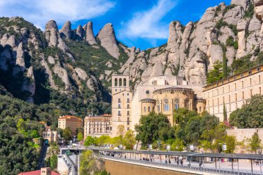 Santa Maria de Montserrat Manastırı 'nı ziyaret eden turistler Katalonya, İspanya' daki Montserrat Dağı 'nda bir manastır.