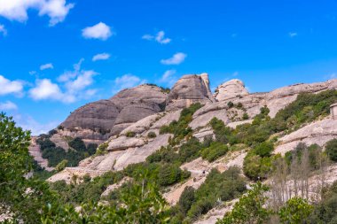 Montserrat Massif 'in eşsiz kaya oluşumları, yemyeşil bitki örtüsü ve katalonya' daki açık mavi gökyüzü nefes kesici.