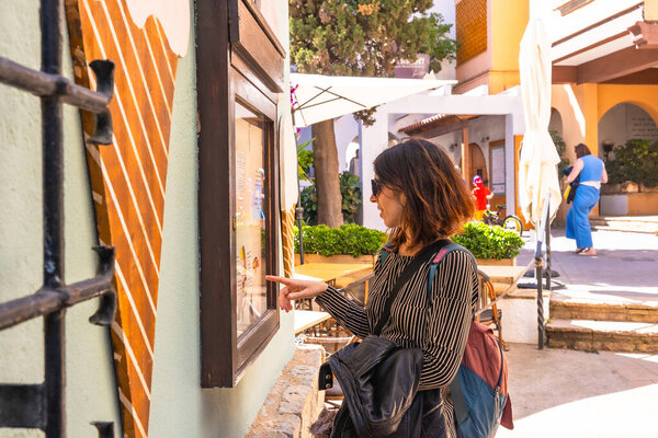 Мбаппе показывает меню ресторана в Рок-де-Сант-Гаута, живописной деревушке недалеко от Комарруги, таррагоны, Испании, наслаждающейся летним отпуском