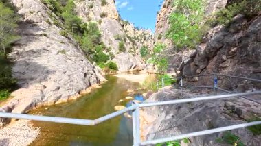 Canaletes nehri Gandesa, tarragona, İspanya 'daki fontcalda tapınağındaki kayalık bir geçitten geçiyor.