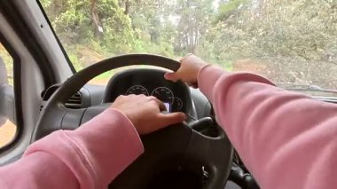 Gandesa, tarragona yakınlarındaki bir sığınak olan la fontcalda 'ya doğru toprak bir yolda giden bir turist.