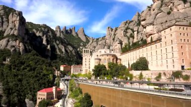 Santa Maria de Montserrat Benedictine Manastırı ve çevresindeki manzaranın nefes kesici manzarası.