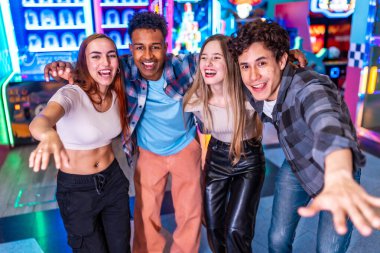 Dört genç çok ırklı arkadaş atari salonunda oyun oynayıp eğleniyorlar.