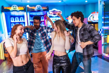 Dört çok ırklı arkadaş karaoke söyleyip dans ediyorlar. Canlı bir oyun salonunda hafta sonlarının tadını çıkarıyorlar.