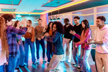 Çok ırklı arkadaşlar canlı bir bowling salonunda dans edip eğleniyorlar. Müzik ve gece hayatının tadını çıkarıyorlar.