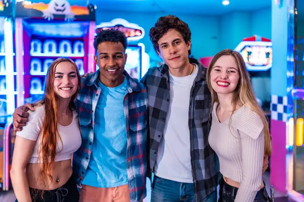 Dört genç çok ırklı arkadaş, canlı bir bowling salonunda birlikte hafta sonunun tadını çıkarıyorlar.