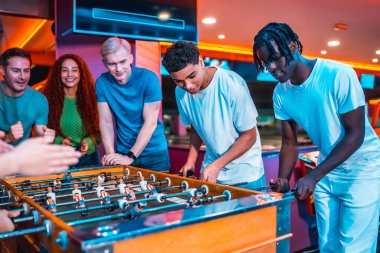 Cok uluslu arkadaslar, eglenceli bir eglence merkezinde heyecan verici bir langırt oyununa girisiyorlar. Isik ve kahkahalarla dolu.