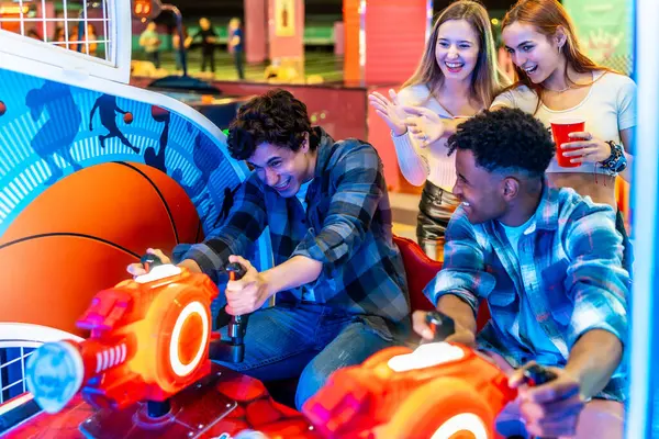 Bir lunaparkta oyun oynayan, birlikte eğlenen çok uluslu arkadaşlar.