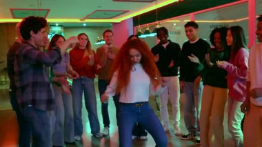 Dinamik arkadaş grubu dans ederken, gülerken ve hareketli bilardo salonunda coşkulu bir gece hayatı yaşarken enerjik hareketler ve bulaşıcı bir heyecanla neşe saçıyor.