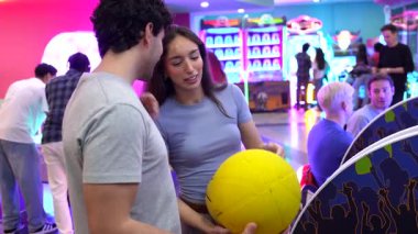 Sevecen genç çift neşeli anları paylaşıyor, canlı enerji ve hakiki bağlantıyla oyun oynuyorlar ve öpüşüyorlar.