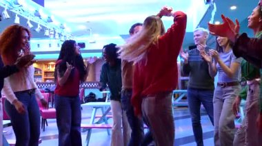 Moda kulübünde dans eden, gülen ve eğlenen enerjik bir grup genç arkadaş. Saf neşe ve bağlantı anlarını paylaşıyorlar.