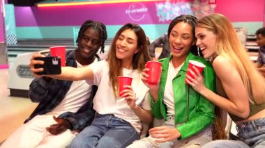 Çeşitli genç arkadaşlar içkilerini paylaşıyor, selfie çekiyor, akşamları bowling salonunda eğlenceli anlar yakalıyorlar.