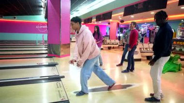 Arkadaşlar enerjik bowling deneyimlerini paylaşıyorlar, grevleri kutluyorlar ve yerel bowling salonunda birlikte oyun oynuyorlar.