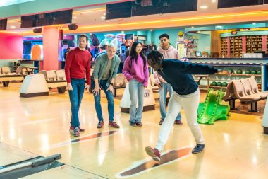 Bir grup çok ırklı arkadaş bir bowling salonunda birlikte bowling oynayıp hafta sonunun tadını çıkarıyorlar.