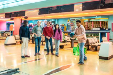 Bir grup arkadaş sokakta neşeli bir bowling seansının keyfini çıkarıyor, birlikte grevler için yarışırken kahkaha ve heyecanı paylaşıyorlar.