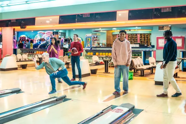 Bir grup çok ırklı arkadaş bir bowling salonunda bowling oynayıp hafta sonları eğleniyorlar.