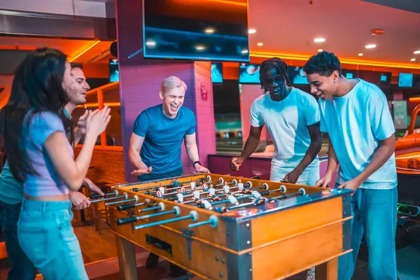 Cok etnik arkadaslar eglenceli bir eglence merkezinde langırt oynarlarken, boş zamanlarinda heyecan ve yoldaşlik sergiliyorlar.